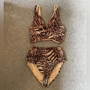 rib deep band ruched crop bikini top in leopard animal print